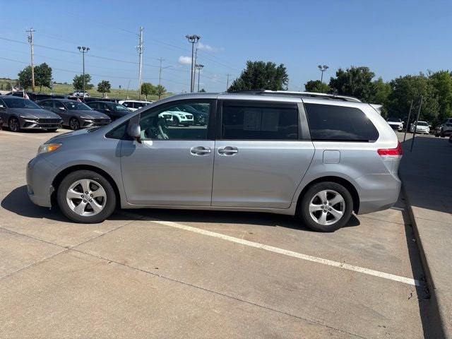 2013 Toyota Sienna LE 8 Passenger