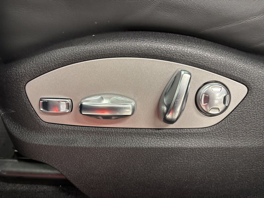 2025 Porsche Macan Base Premium Package Plus